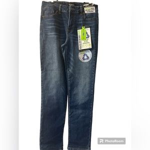 NWTWomen’s size 6 d jeans girlfriend ankle medium wash.